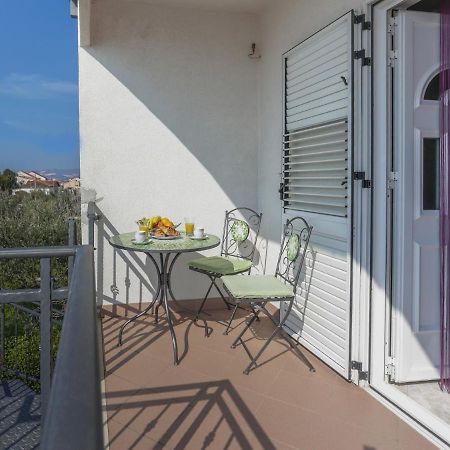 Enchanting Apartment In Ka Tel Gomilica Near Beach Kastela Dış mekan fotoğraf